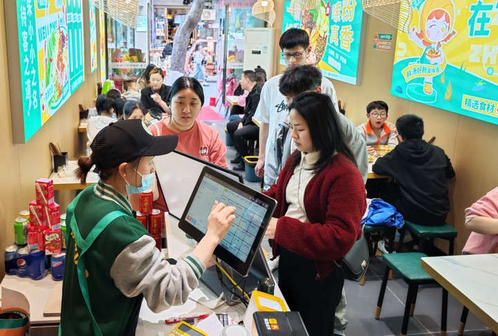 眾多的螺螄粉加盟品牌，創(chuàng)業(yè)者應(yīng)該如何進行選擇呢？